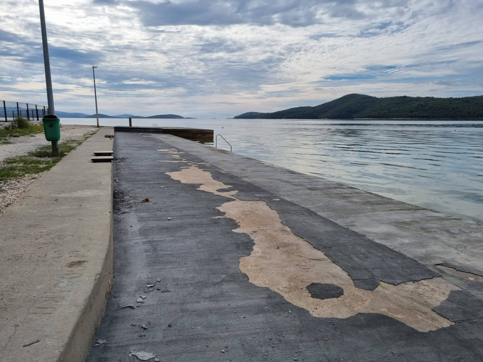 Sanacija plaže u Zablaću neće skoro: Grad raskinuo ugovor s izvođačem radova, traže novog 