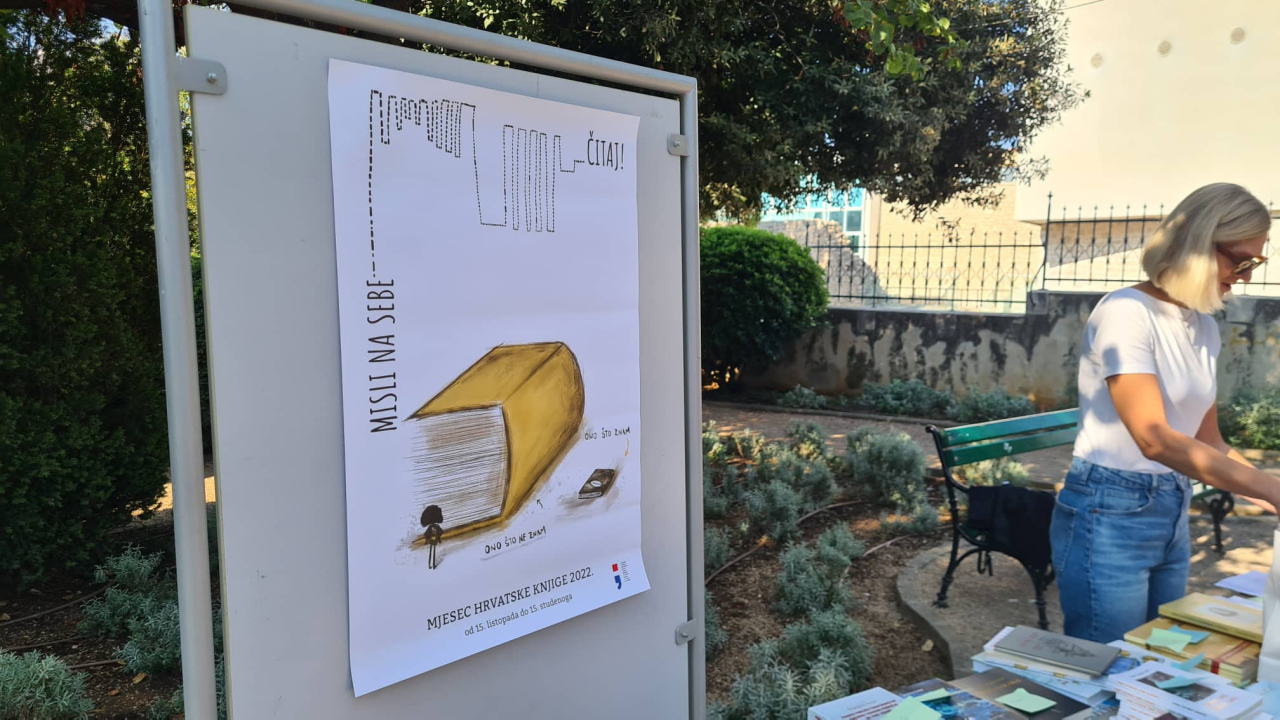 Misli na sebe, čitaj: Na mini sajmu u đardinu razmjenjuju se, kupuju i poklanjaju knjige