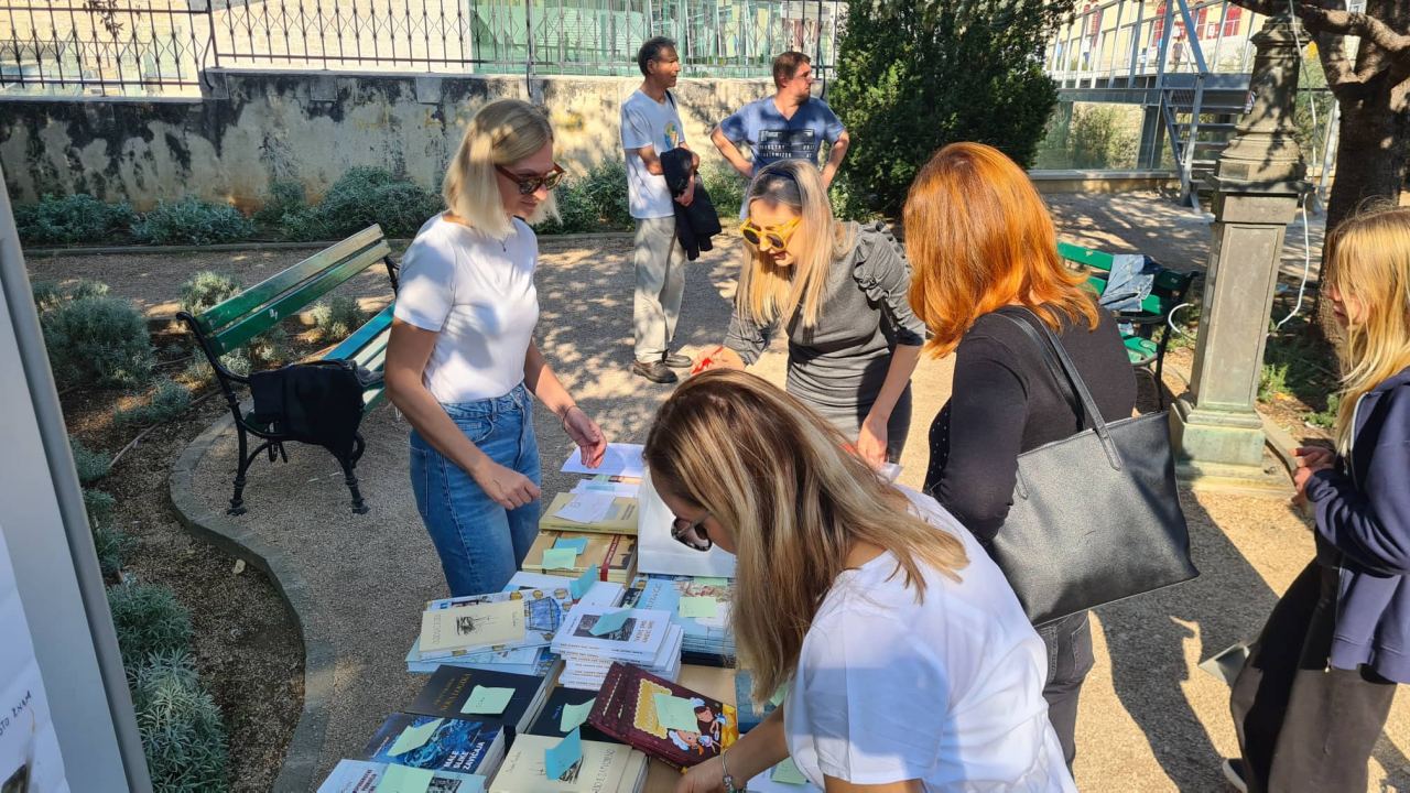 Misli na sebe, čitaj: Na mini sajmu u đardinu razmjenjuju se, kupuju i poklanjaju knjige