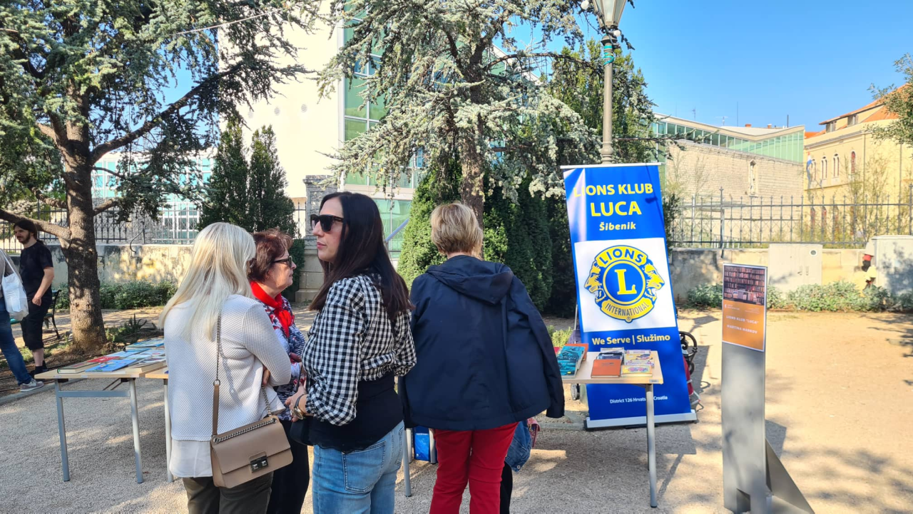 Misli na sebe, čitaj: Na mini sajmu u đardinu razmjenjuju se, kupuju i poklanjaju knjige