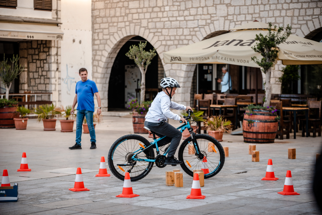 Ispred zgrade Županije održano natjecanje osnovnih škola u spretnosti vožnje bicikla: Evo pobjednika 