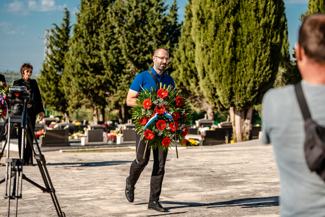 Na spomen-kosturnicu na Kvanju stavljeni karanfili: 'Za poginule neće biti zvučnika po gradu, ali će biti ponosa i prkosa'