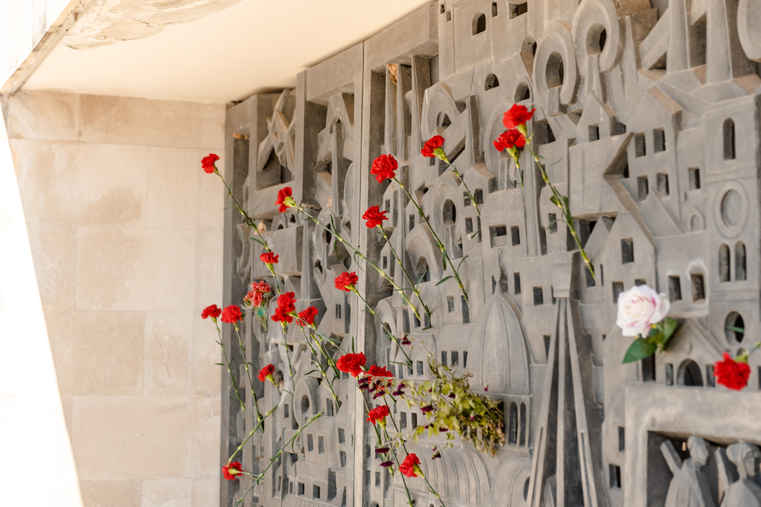 Na spomen-kosturnicu na Kvanju stavljeni karanfili: 'Za poginule neće biti zvučnika po gradu, ali će biti ponosa i prkosa'