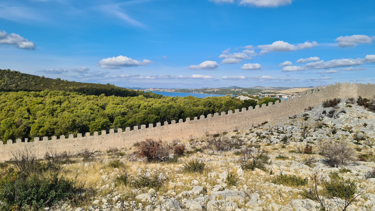 Poučna staza uz 'Kineski zid' idealna je za baciti đir po lijepom vremenu