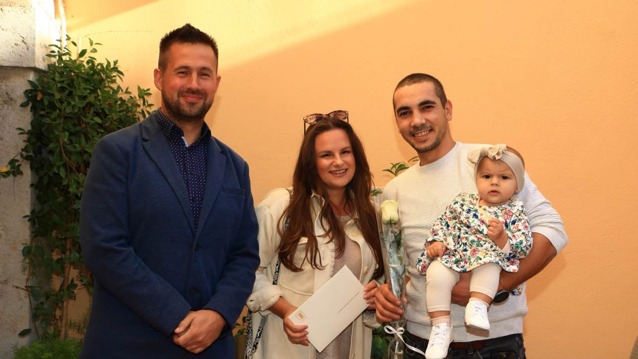 Dodijeljene potpore Općine Tisno za vjenčane parove i novorođenu djecu