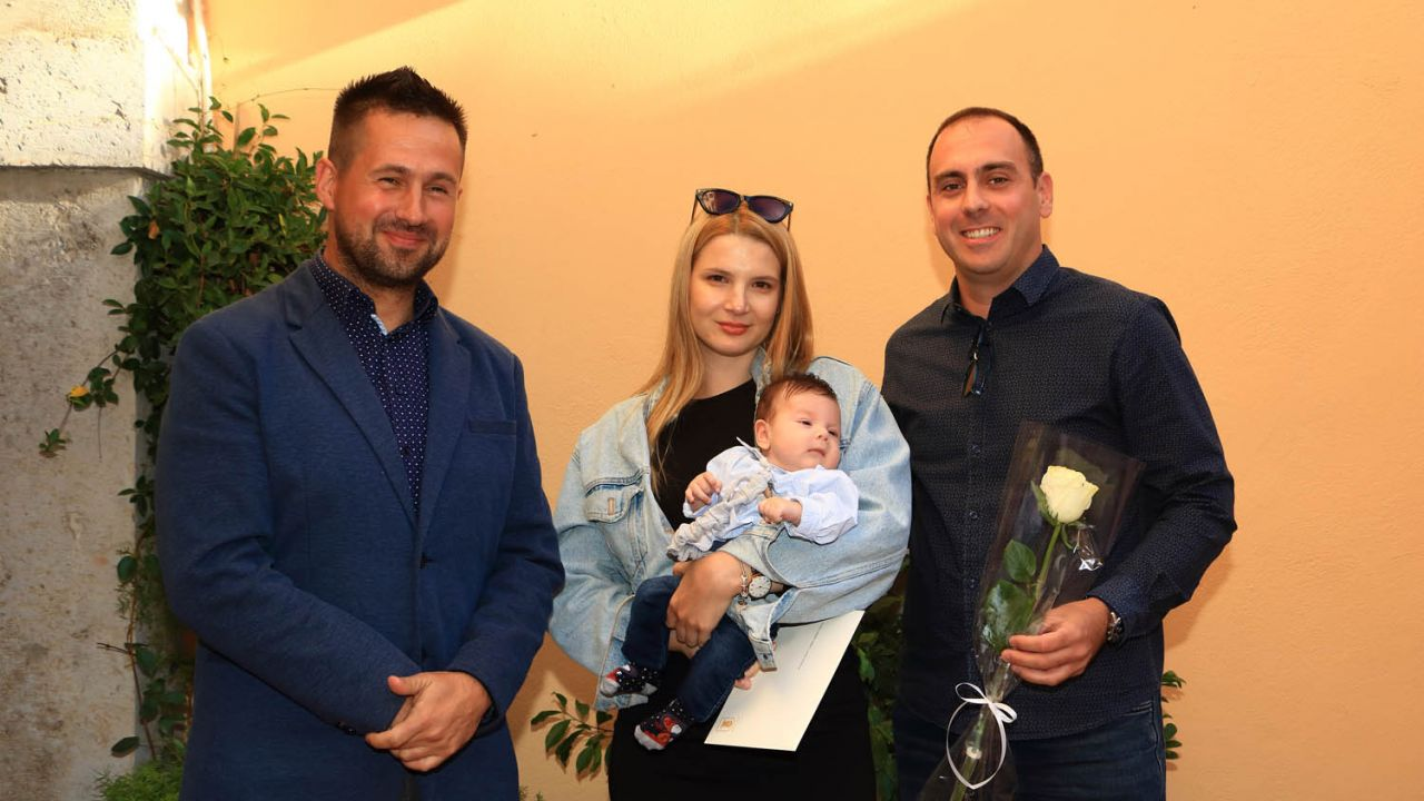 Dodijeljene potpore Općine Tisno za vjenčane parove i novorođenu djecu