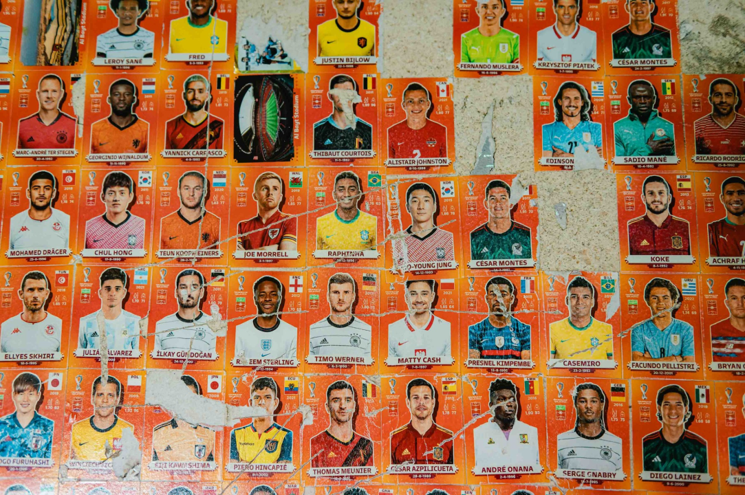 Uoči Svjetskog prvenstva u nogometu, umjesto slaganja u album, netko skuplja sličice na klupi na kolodvoru 