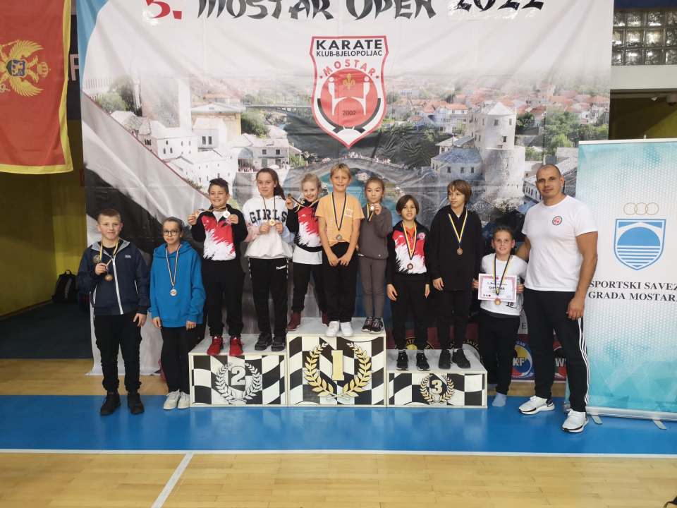 S 12 medalja vratili se mladi karatisti Šibenika 1066 s međunarodnog turnira u Mostaru