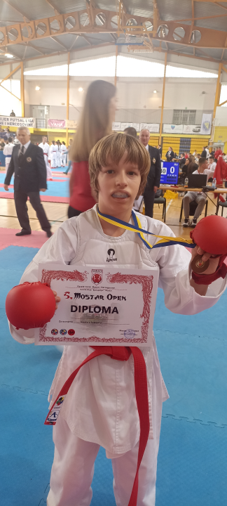 S 12 medalja vratili se mladi karatisti Šibenika 1066 s međunarodnog turnira u Mostaru