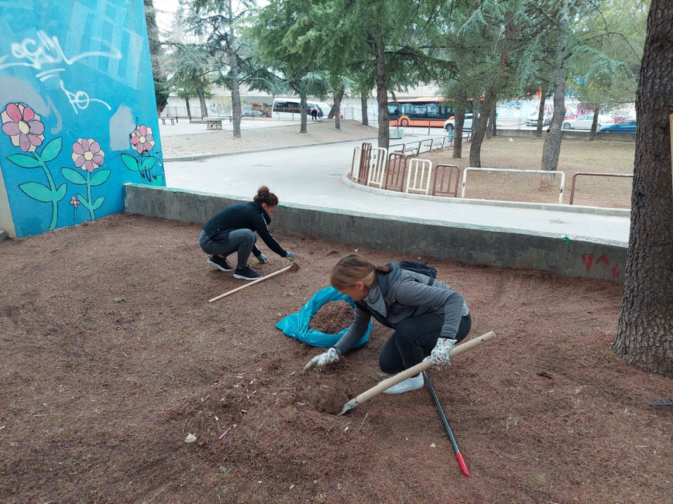 Akcija OŠ Petra Krešimira IV: Inicijativom Vijeća roditelja školski okoliš poprimio je novo ruho