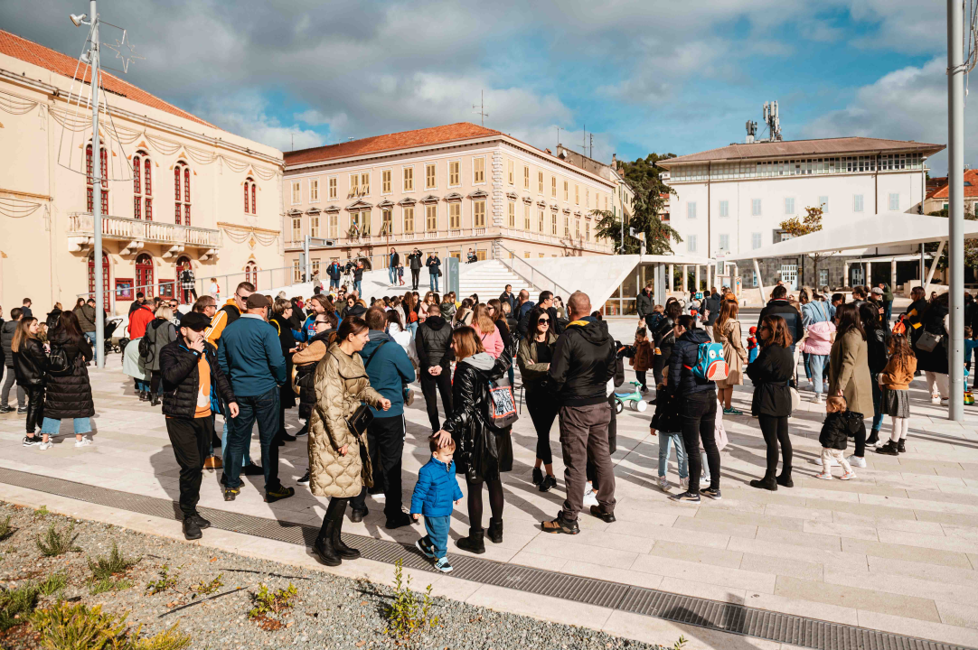Može li gradska uprava/utvrda i dalje ignorirati šibenske roditelje? Djeca na ovim fotografijama ‘vrijede manje’