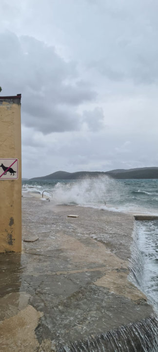 Poplavila Jadrija: More ispred kabina, bazen iza njih  