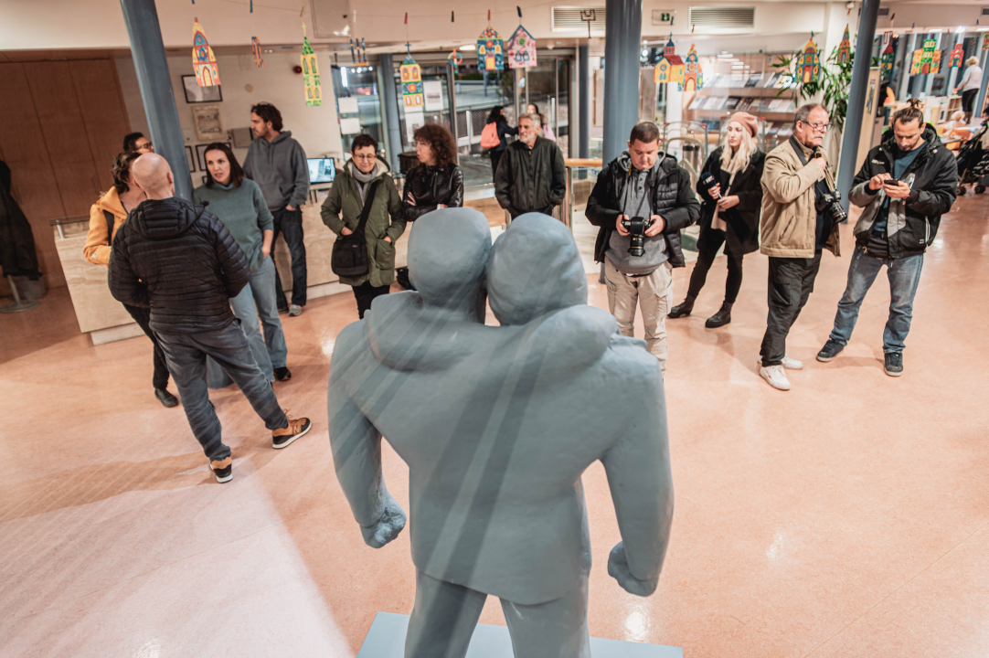 Mišo i Elvis u knjižnici pod istom košuljom kao sijamski blizanci: Dva kralja će vas oduševiti!