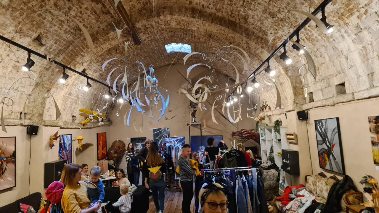 Dobar interes: Buvljak u Azimutu preselio se u toplu galeriju