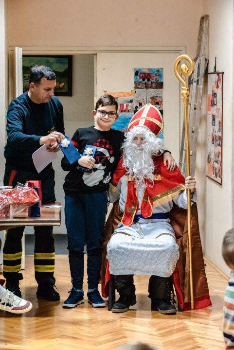 Sveti Nikola posjetio djecu šibenskih vatrogasaca: Naravno, podijelio je darove 