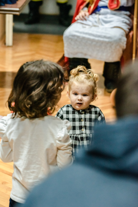 Sveti Nikola posjetio djecu šibenskih vatrogasaca: Naravno, podijelio je darove 