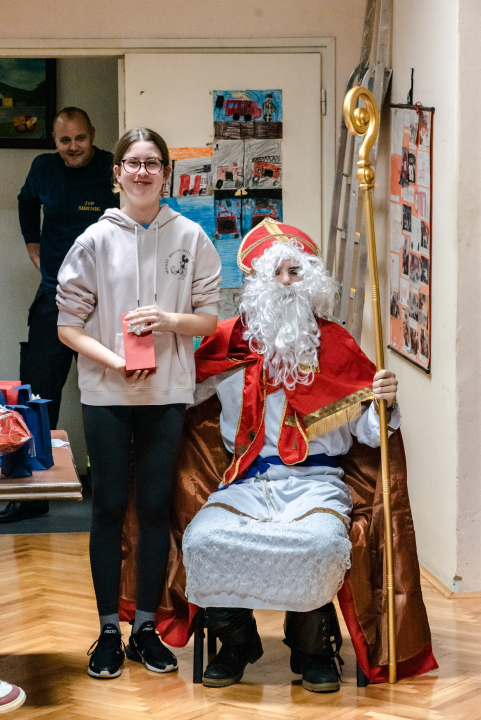 Sveti Nikola posjetio djecu šibenskih vatrogasaca: Naravno, podijelio je darove 