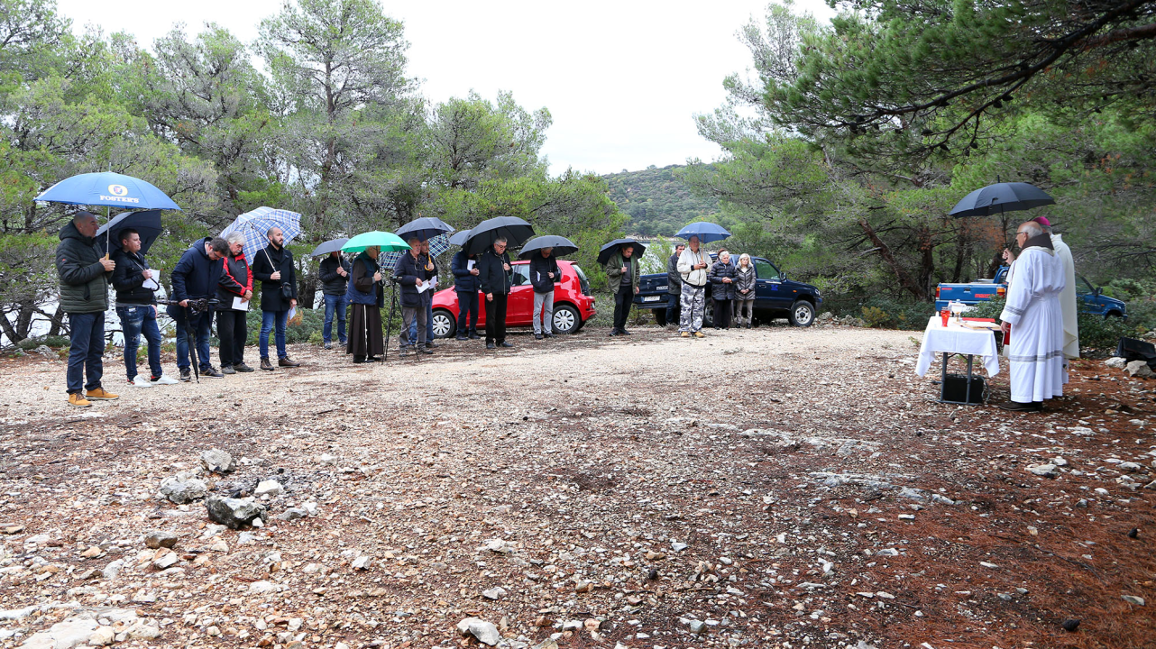 Vjernici Krapnja i Brodarice sv. Nikolu proslavili na punti poluotoka Oštrice