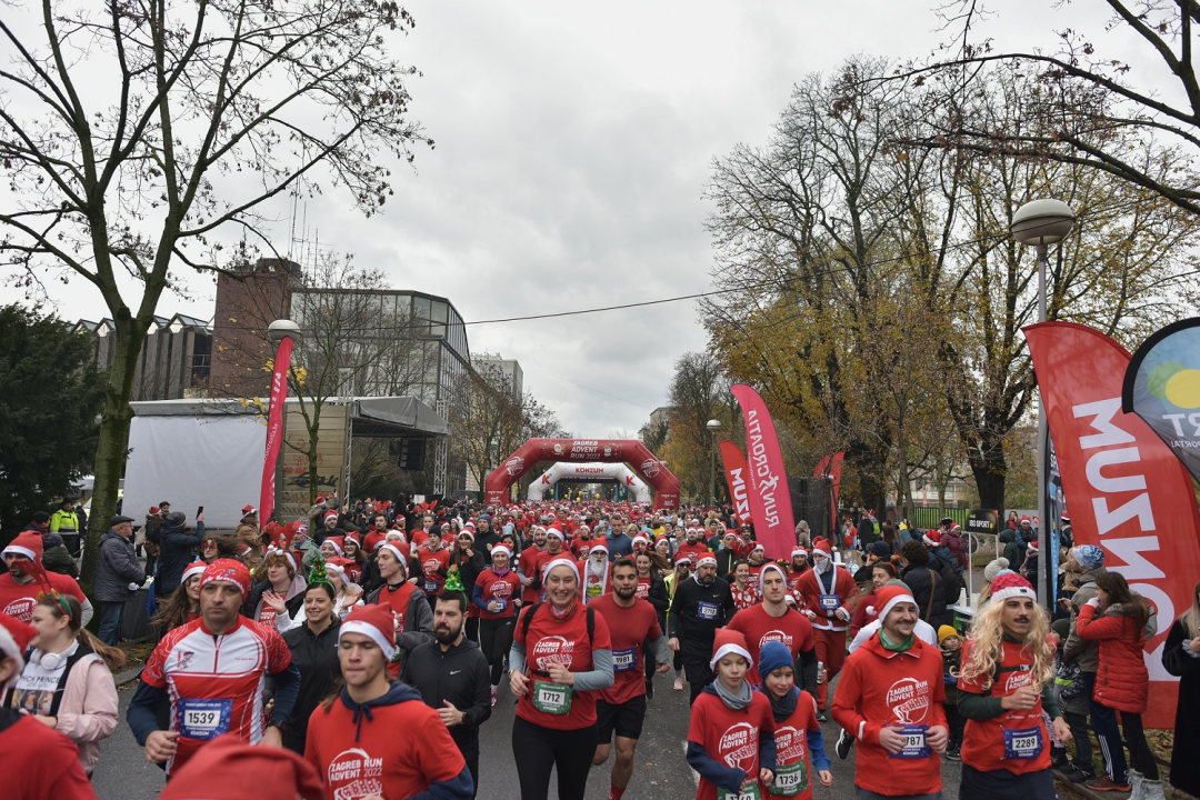 Zagreb Advent Run utrku istrčalo gotovo 3000 sudionika u božićnim kostimima 