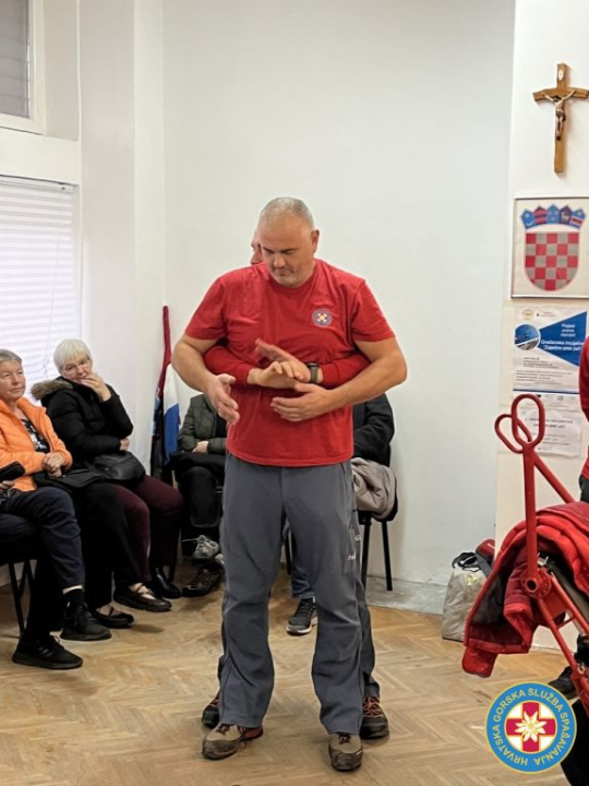 Kninski HGSS-ovci posjetili umirovljenike