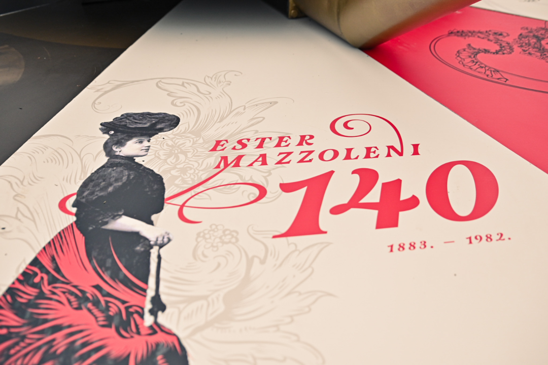 Na fontani u đardinu postavljen impresivni gramofon u čast opernoj divi, rođenoj Šibenčanki Ester Mazzoleni