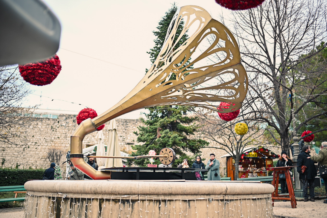 Na fontani u đardinu postavljen impresivni gramofon u čast opernoj divi, rođenoj Šibenčanki Ester Mazzoleni
