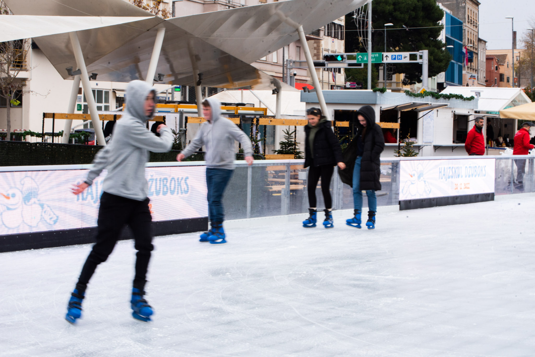 Kiša pada, Šibenčani proklizali: Otvorena atraktivna ledena površina na Poljani 