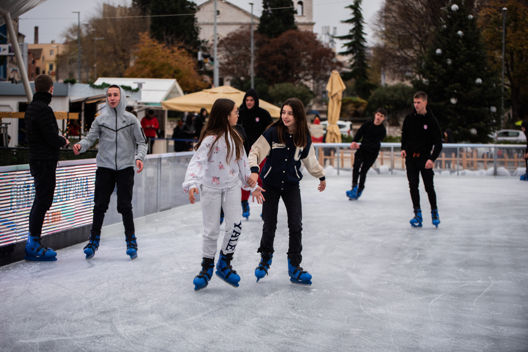 Kiša pada, Šibenčani proklizali: Otvorena atraktivna ledena površina na Poljani 
