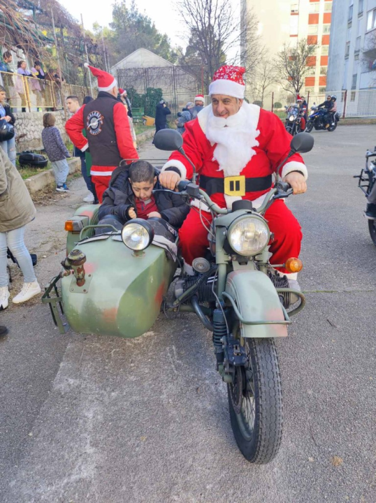 Bajkeri navukli odijelo Djeda Božićnjaka i posjetili korisnike Centra Šubićevac