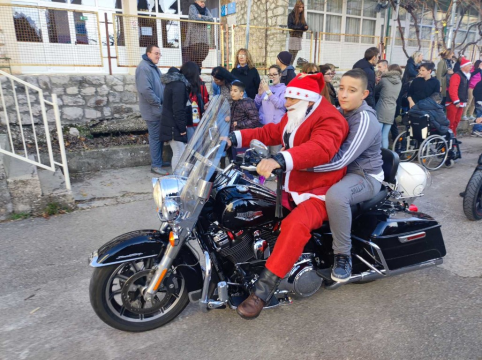 Bajkeri navukli odijelo Djeda Božićnjaka i posjetili korisnike Centra Šubićevac