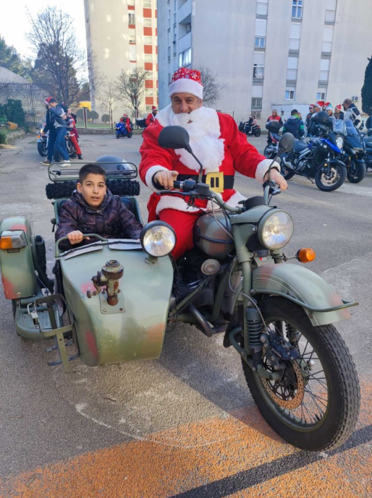 Bajkeri navukli odijelo Djeda Božićnjaka i posjetili korisnike Centra Šubićevac