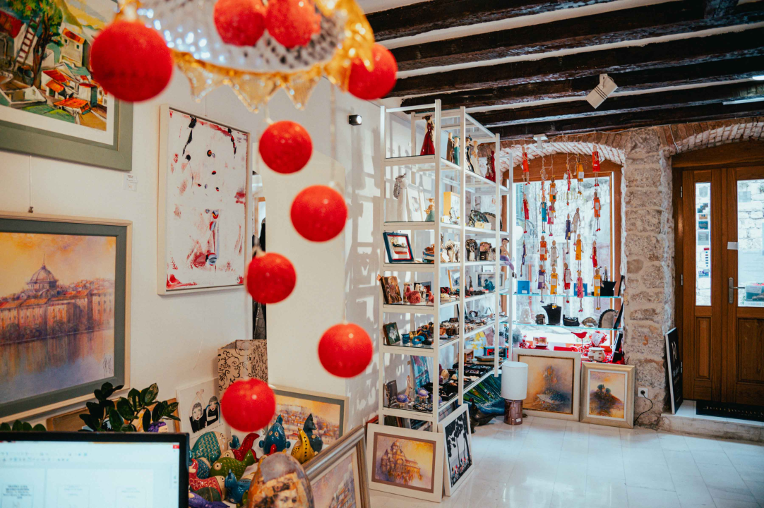 Galerija Juraj Dalmatinac ima savršene unikatne poklone i popust na umjetničke slike 