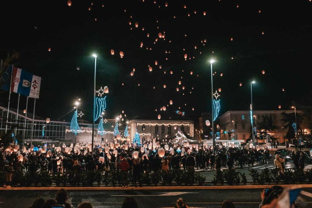 Puštanje lampiona s Poljane na Novu godinu za obitelj iz Rasline čije je kuća izgorjela