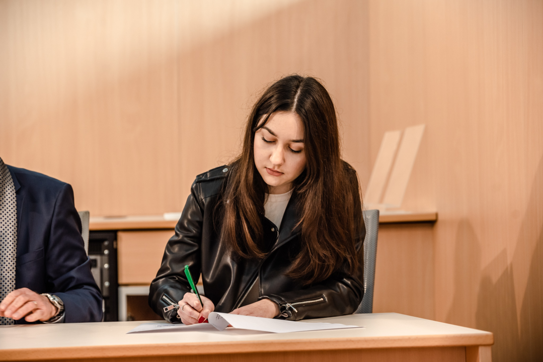 Burić studentima uručio ugovore o stipendiranju: 'Uvjeren sam da će se mnogi nakon diplome vratiti u Šibenik'