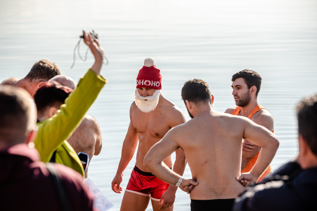 Nekoliko odvažnih okupalo se na Banju u podne na samu Novu godinu: 'U-vodi-mo euro' 