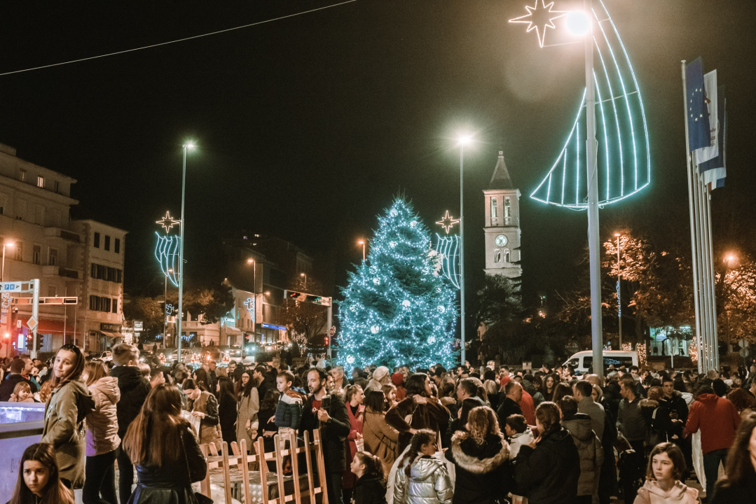 Na Poljani pušteni lampioni za obitelj iz Rasline: Prekrasni prizori u mirnoj novogodišnjoj noći