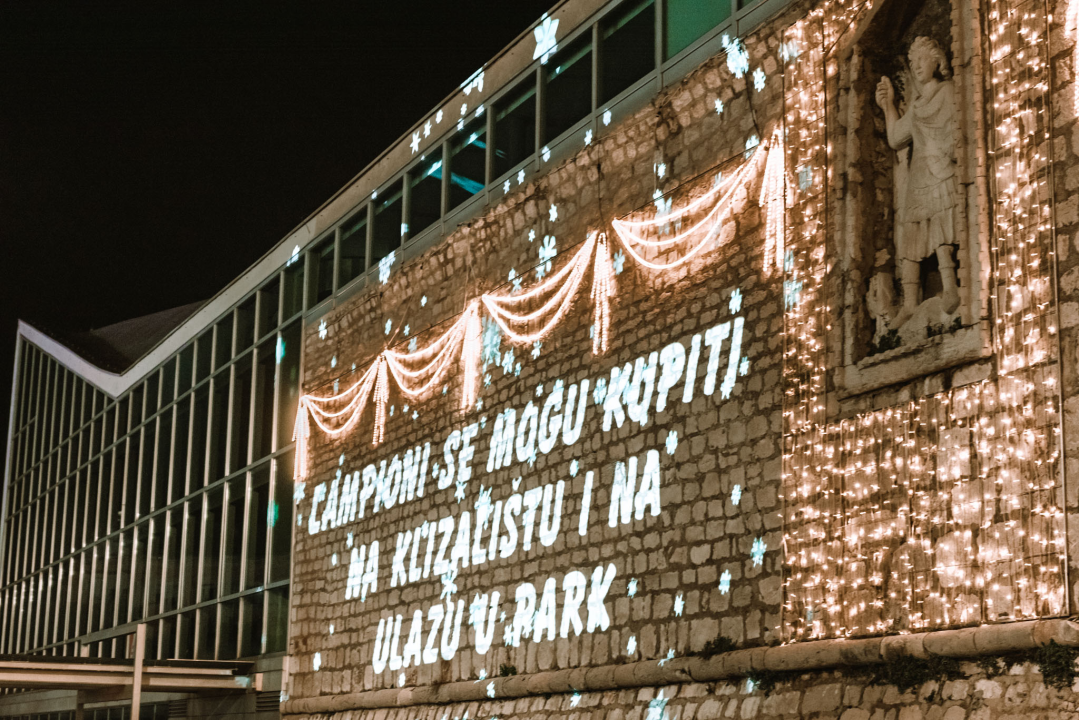 Na Poljani pušteni lampioni za obitelj iz Rasline: Prekrasni prizori u mirnoj novogodišnjoj noći