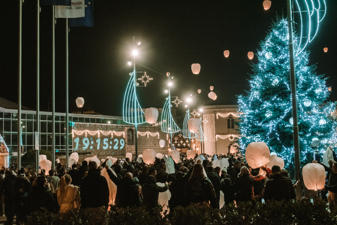 Na Poljani pušteni lampioni za obitelj iz Rasline: Prekrasni prizori u mirnoj novogodišnjoj noći
