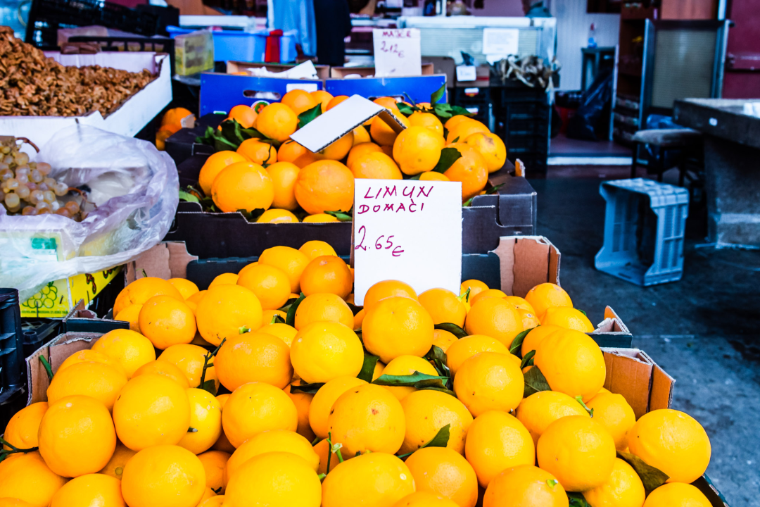 Euro stigao na šibensku pijacu: Jedni nose tri novčanika, drugi plaču za kunom