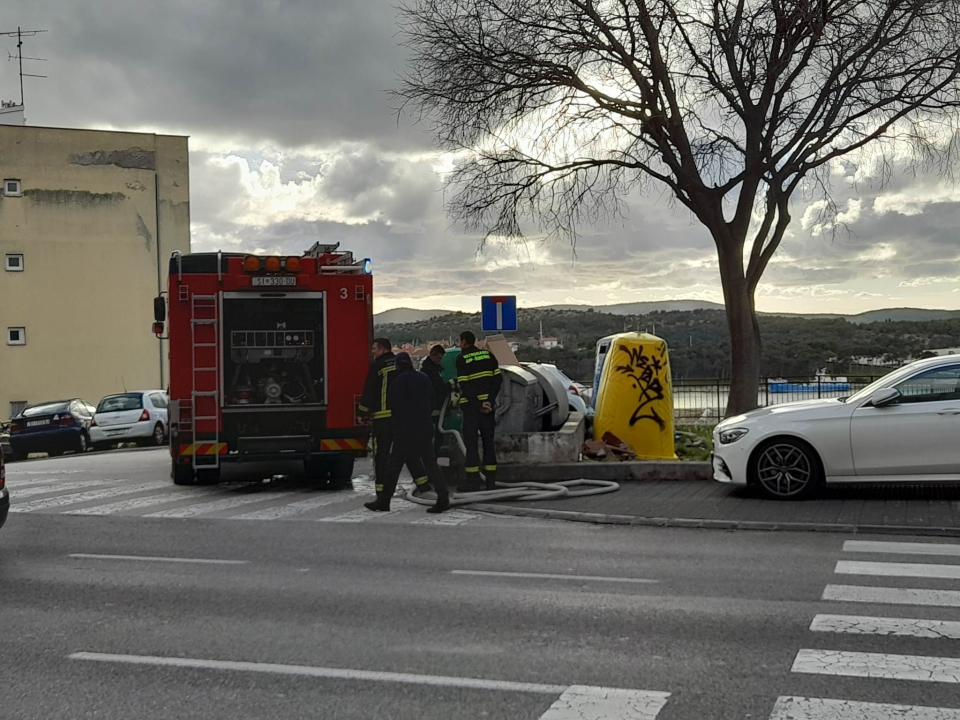 Zapalio se kontejner na Baldekinu, promptno ugašen