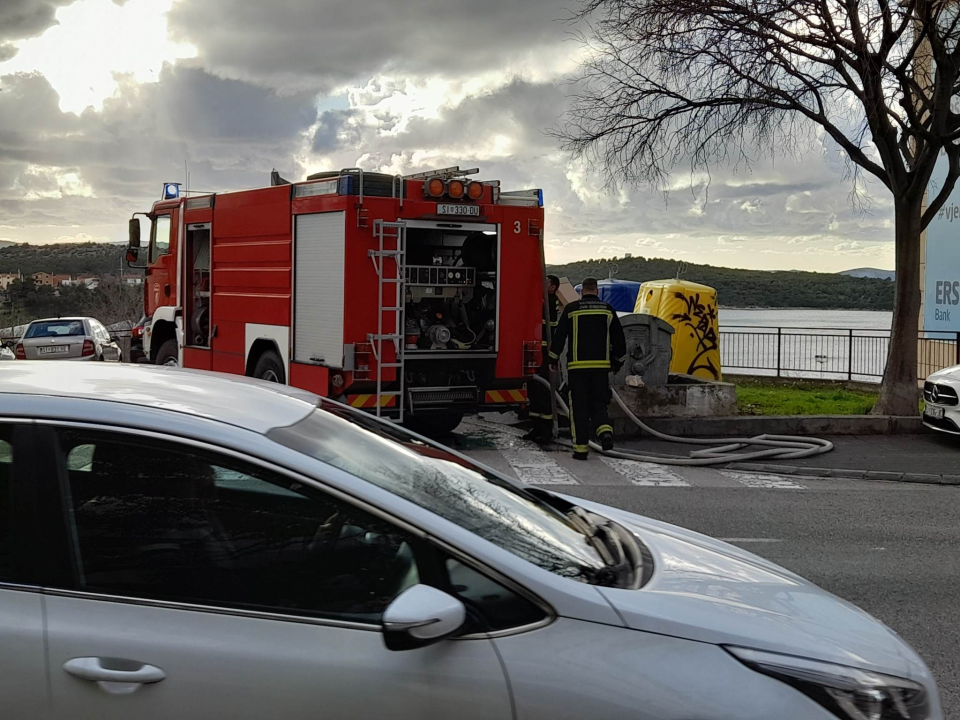 Zapalio se kontejner na Baldekinu, promptno ugašen