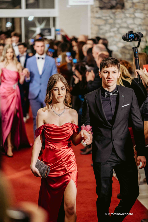 Učenici Ekonomske škole zablistali na maturalnom plesu u Vodicama (1)