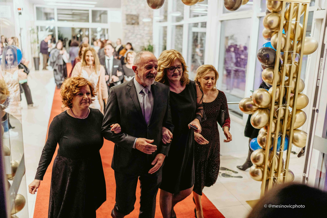 Učenici Ekonomske škole zablistali na maturalnom plesu u Vodicama (2)