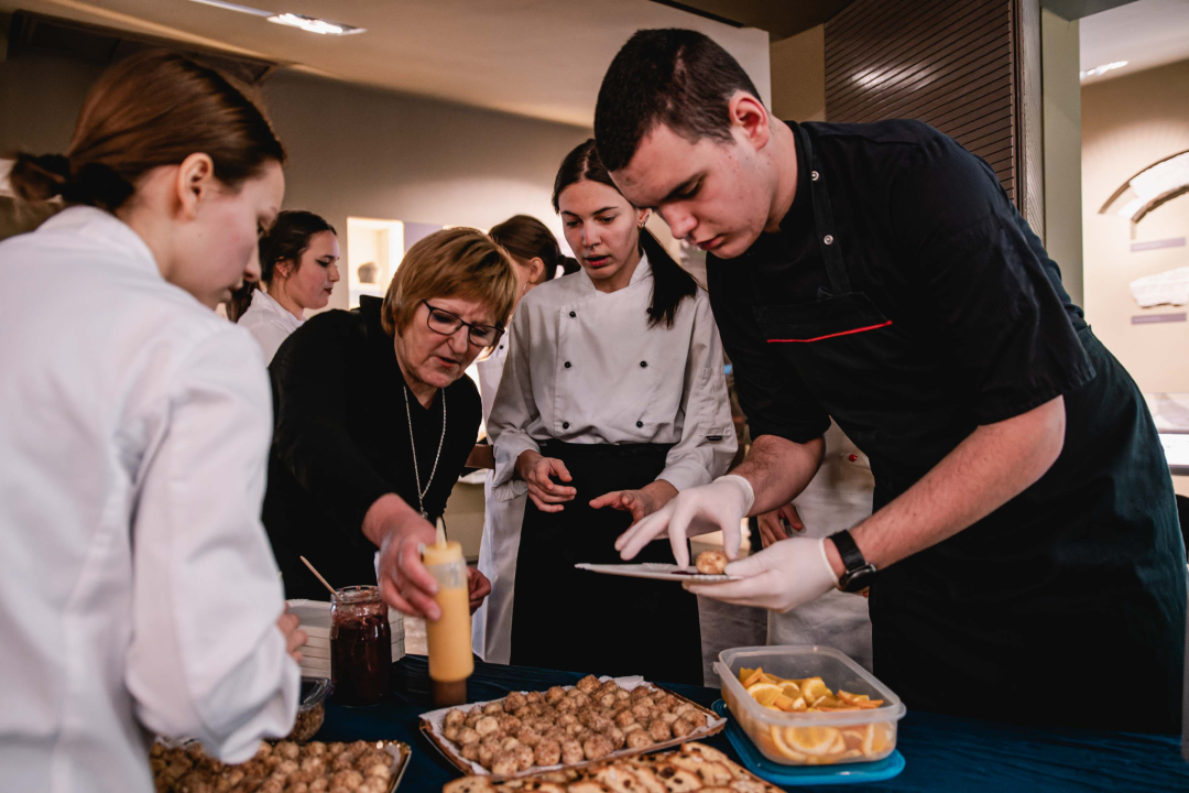 Učenici u muzeju pjevali Lukačića i predstavili šibenske galete dok su trkači ‘Zagrlili grad’