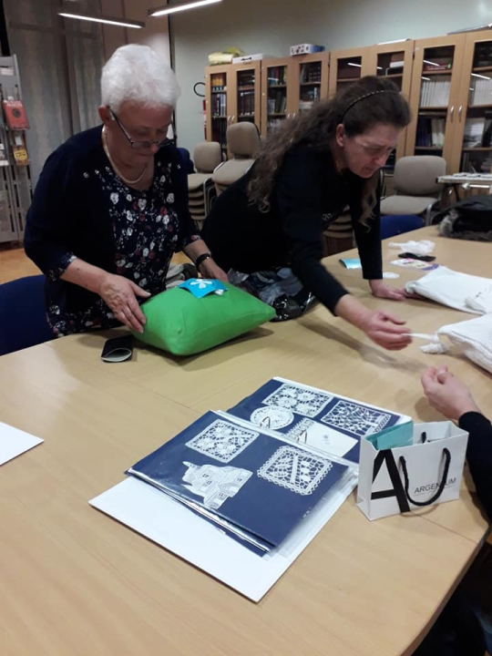 Vrijedne primoštenske čipkarice prezentirale nove radove