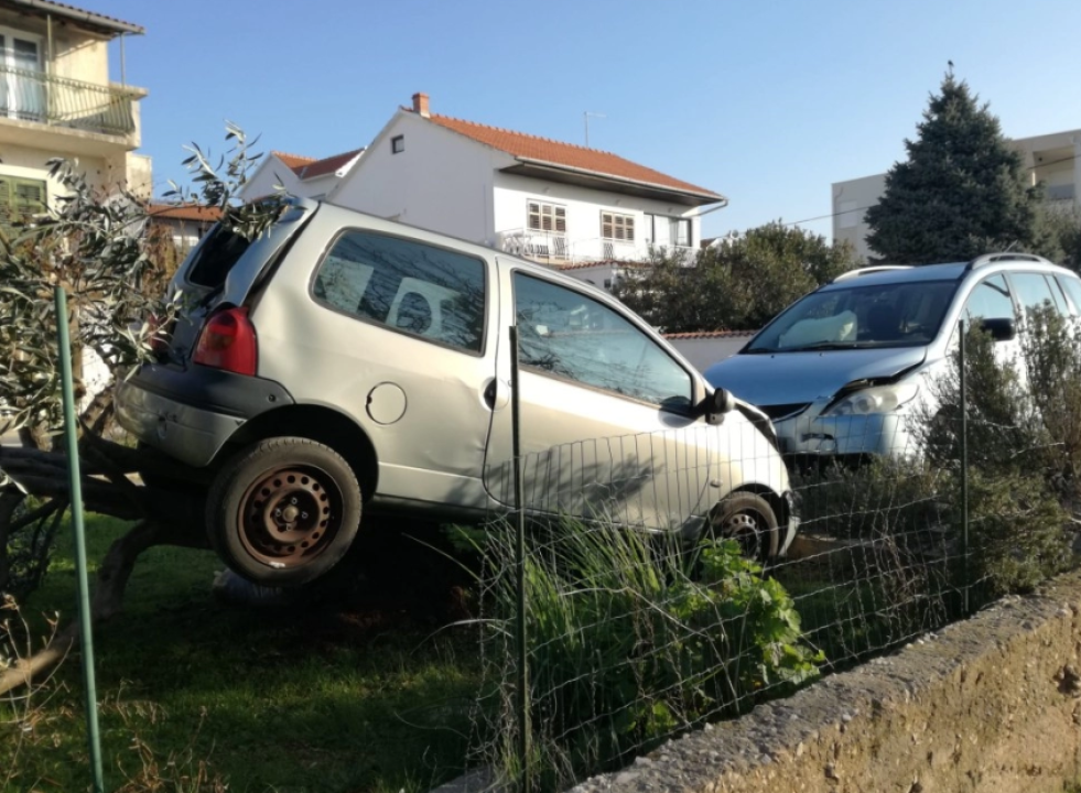 Vodice: Izgubila nadzor nad vozilom, uletjela u dvorište i udarila u parkirani automobil 