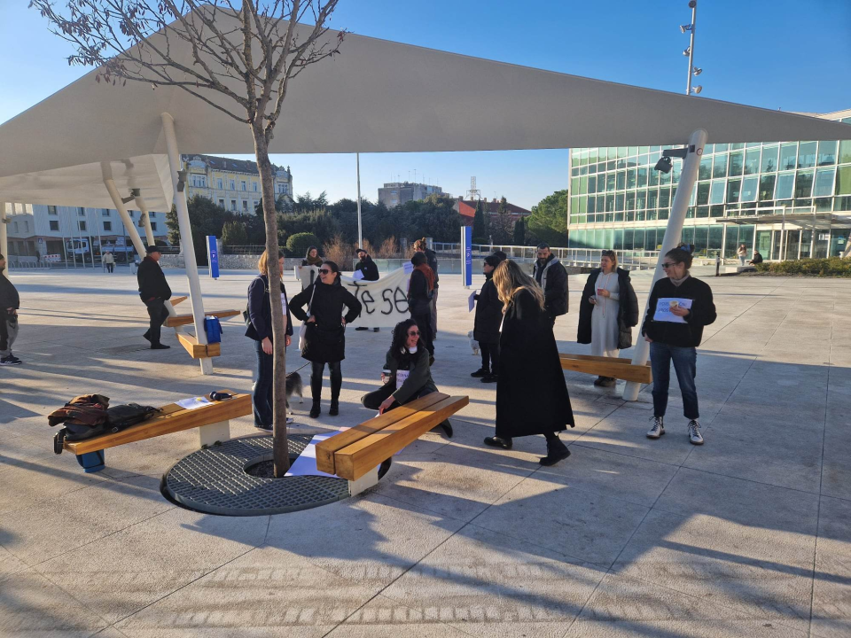 Prosvjednici za prava žena okupili se na Poljani: Nasuprot njih dvadesetak muškaraca molilo krunicu 