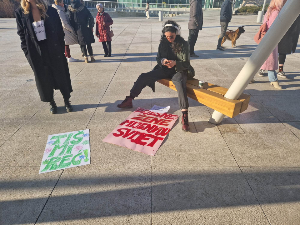 Prosvjednici za prava žena okupili se na Poljani: Nasuprot njih dvadesetak muškaraca molilo krunicu 