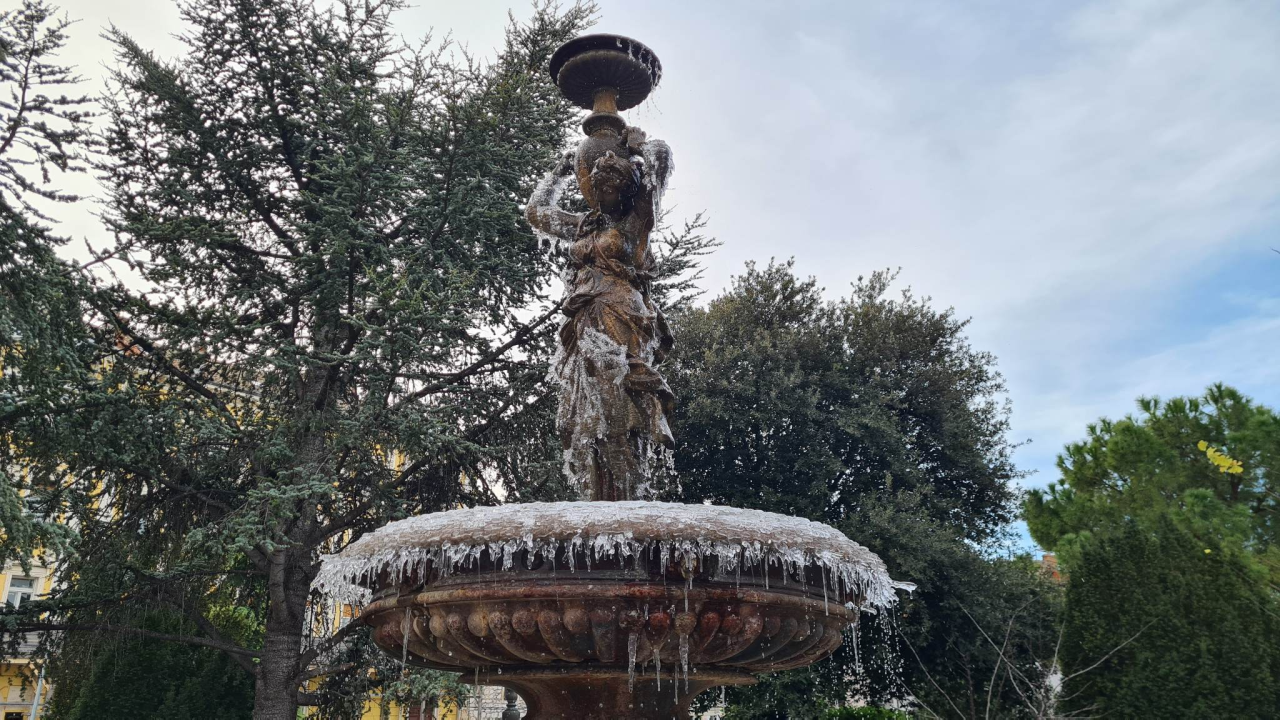 Kako Šibenčani znaju da je ispod nule? Kad zaledi fontana u đardinu