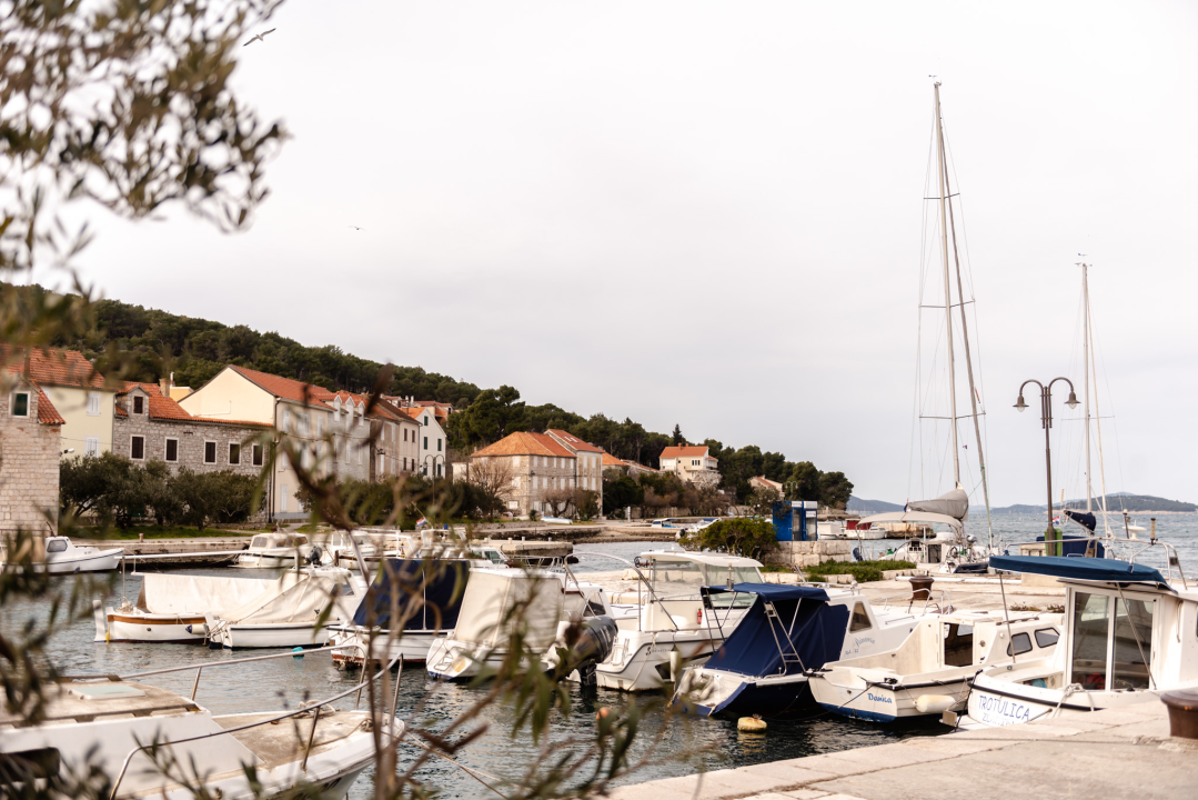 Don Spomenko već 36 godina župnik je na Zlarinu: 'Ja sam vam kao sv. Petar s ključevima, otvaram i crkvu i kafić'